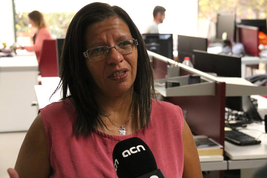 Brazilian journalist Taíza Brito speaking to Catalan News (by Alicia Egorov)